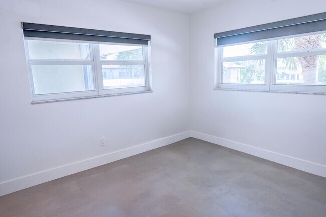 Building Photo - 3605 NE 32nd Ave