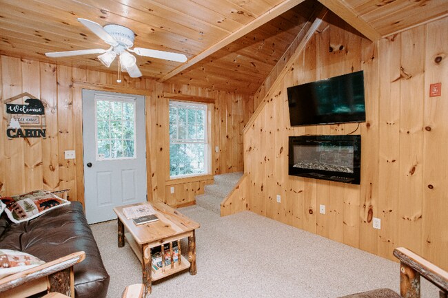 Building Photo - 128 Teaberry Ln