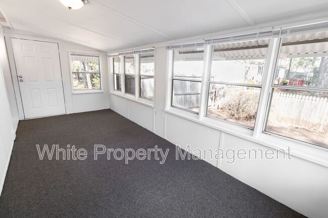 Building Photo - 1172 Southwood Dr