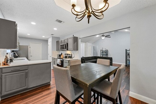 Building Photo - 2530 Seven Hills Dr