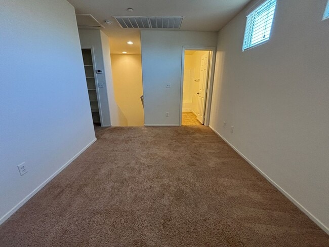 Building Photo - GUARD GATED 3 BED 2.5 BATH 2 CAR GARAGE TOWNHOUSE w/ 3 FLOORS