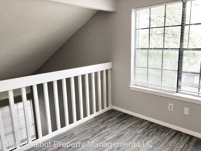 Building Photo - 1900 Albury Cove