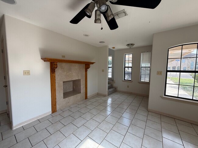 Building Photo - 1502 W Kiwi