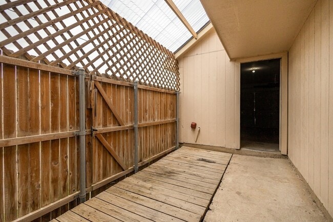 Building Photo - 1521 Wheatfield Ct