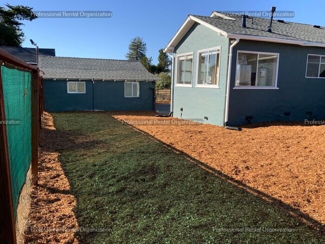 Building Photo - Country property minutes from downtown Pet...