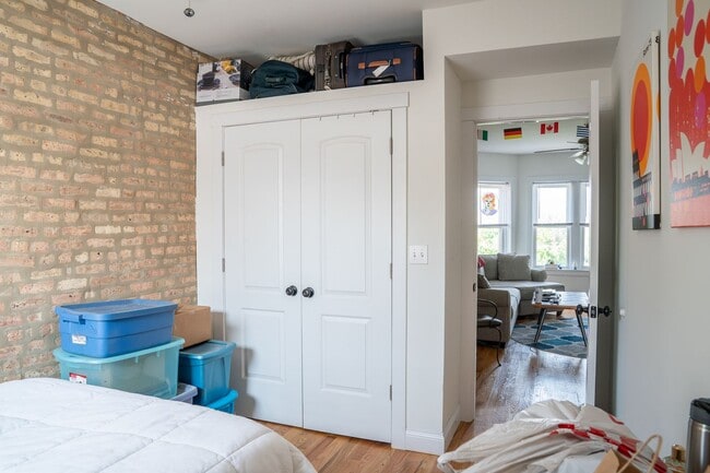 Building Photo - Albany Park - 2 Bed / 1 Bath - Laundry In-Unit w/ Central Heat