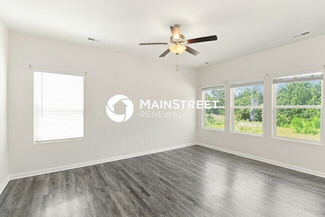 Building Photo - 3 Bedroom Pet-Friendly Home in Charlotte, NC with Main Street Renewal