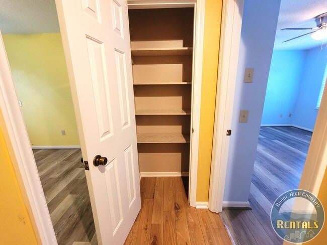 Building Photo - Charming 2BR/1.5BA Townhome Near the Greenway!