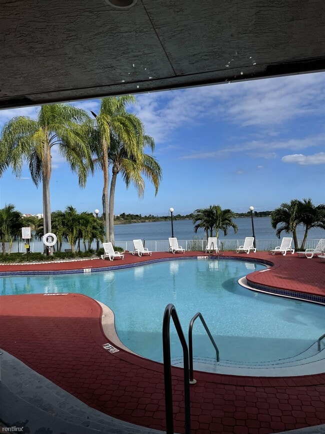 Building Photo - 1 br, 1 bath Condo - Lakeview Club