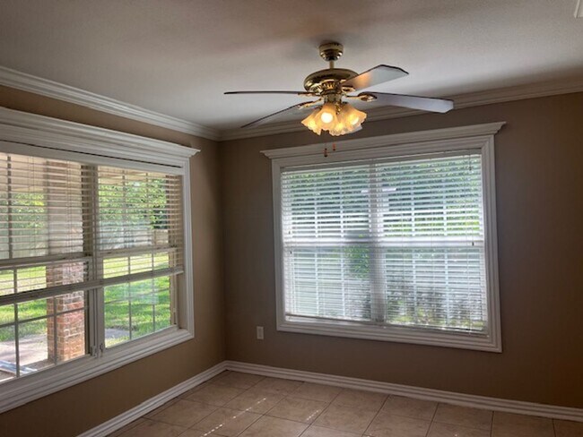 Building Photo - Bentonville 4 bedroom 3 car garage home near trails & Bentonville Square!