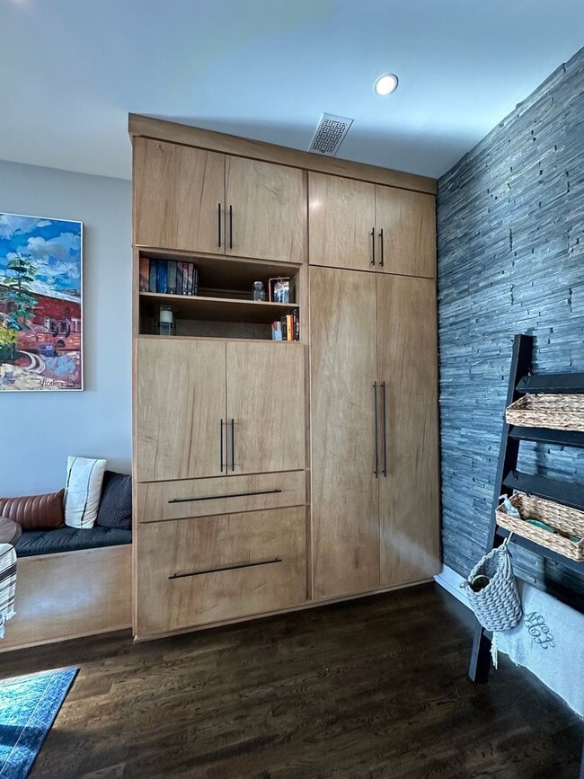 Building Photo - Beautiful 1 Bedroom 1.5 Bath Condo in down...
