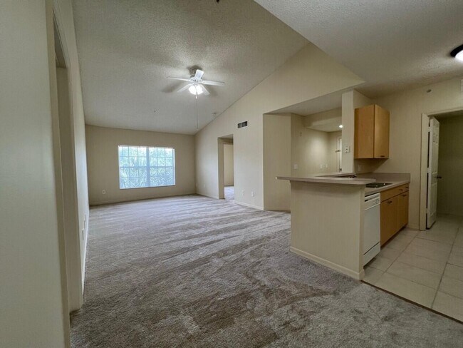 Building Photo - 5016 Lantana Rd
