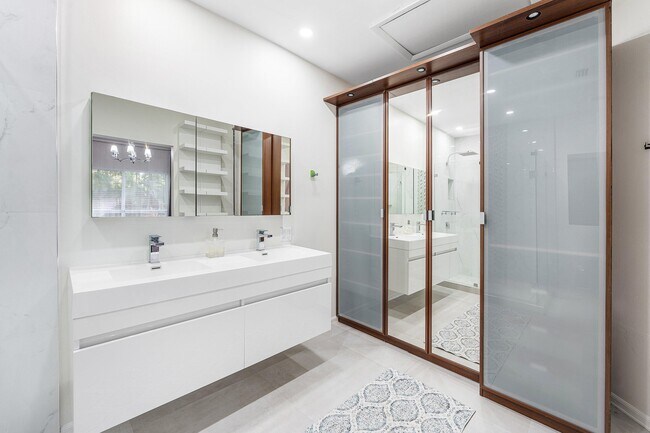 Building Photo - 20 S Lakeshore Dr