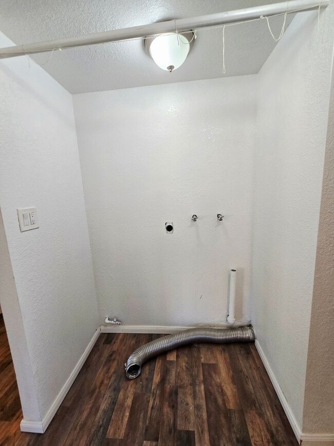 Building Photo - Cozy 3 Bedroom 1.5 Bathroom Near The Natio...