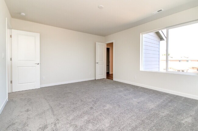 Building Photo - Scenic Auburn Living with Modern Comfort & Easy Seattle/Tacoma Access