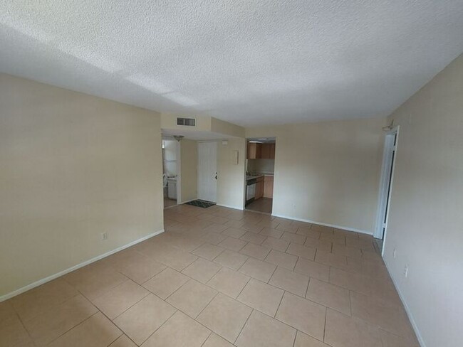 Building Photo - 584 Fairways Ln