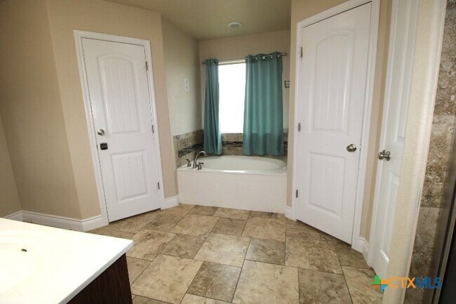 Building Photo - 1128 Pheasant Cir