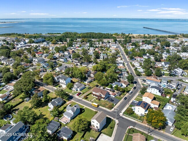 Building Photo - 212 Seeley Ave