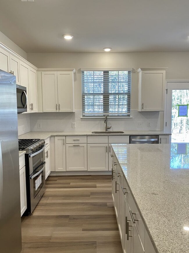 Building Photo - Beautiful 3BR/2.5BA Townhouse; Easy Access to I485 and Uptown