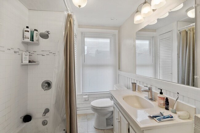 Building Photo - 68 Pleasant St