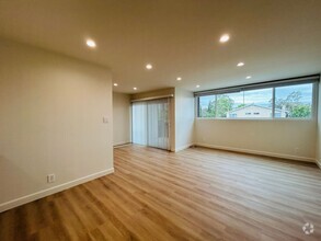 Building Photo - Newly Renovated Top Floor Two Bedroom Two ...