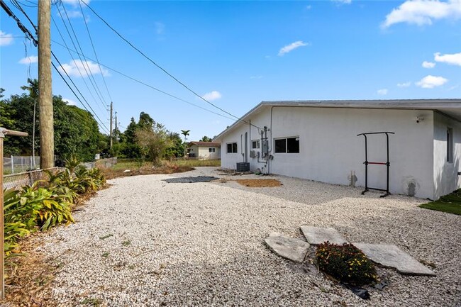 Building Photo - 1525 NE 160th St