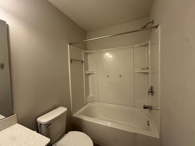 Building Photo - LIKE NEW OAKLEAF TOWNHOME!