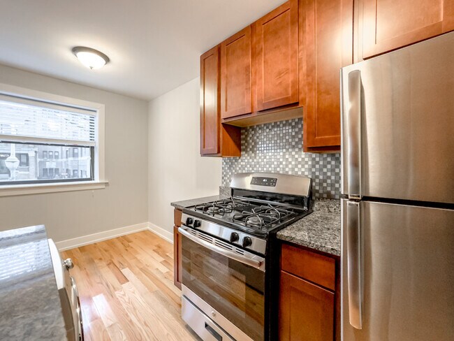 Building Photo - 510 W Briar Pl