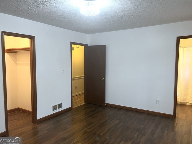 Building Photo - 40 Wagon Wheel Dr