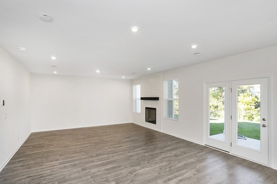 Building Photo - 5370 Bellflower Hls