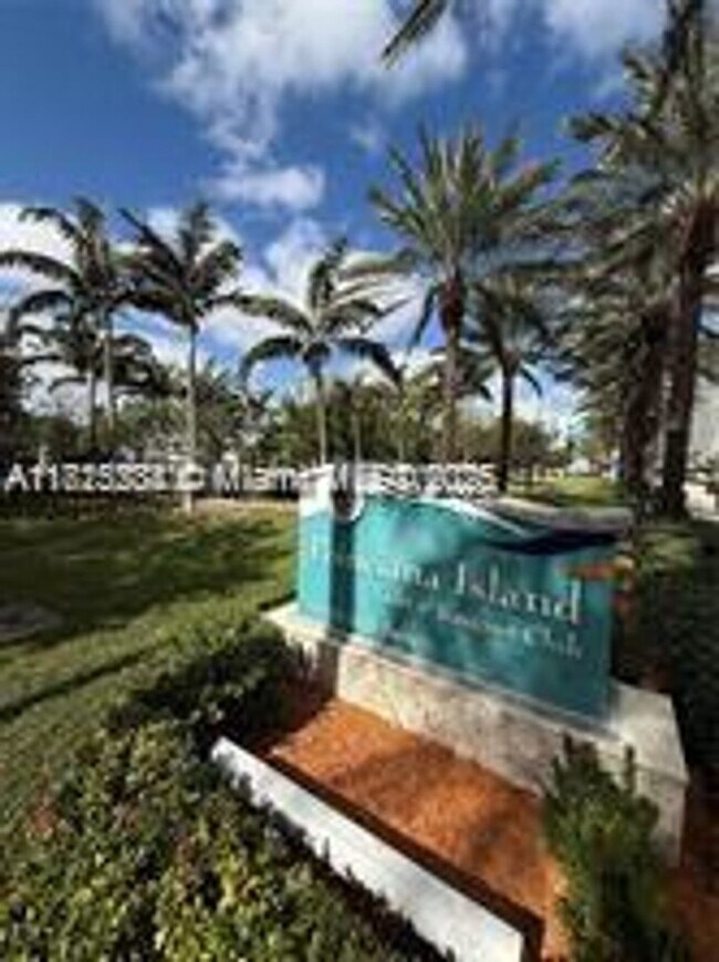Building Photo - 440 Poinciana Island Dr