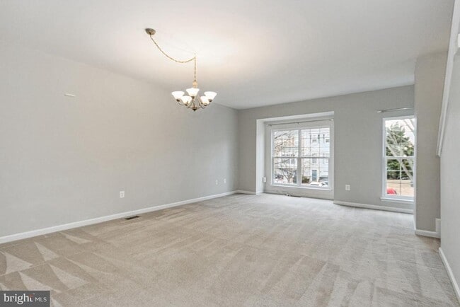 Building Photo - 2261 Forsythia Dr