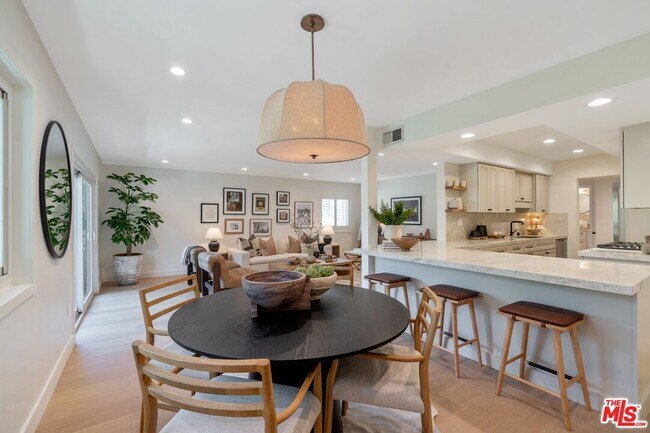 Building Photo - 6720 Hillpark Dr