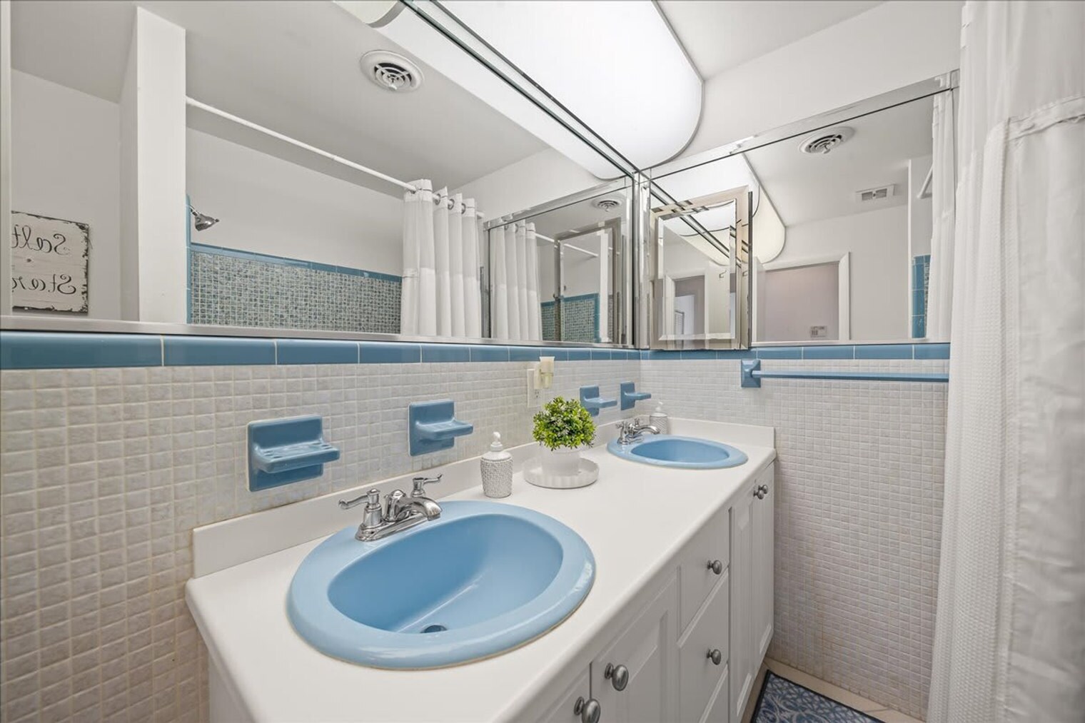 Building Photo - 17 Country Club Rd