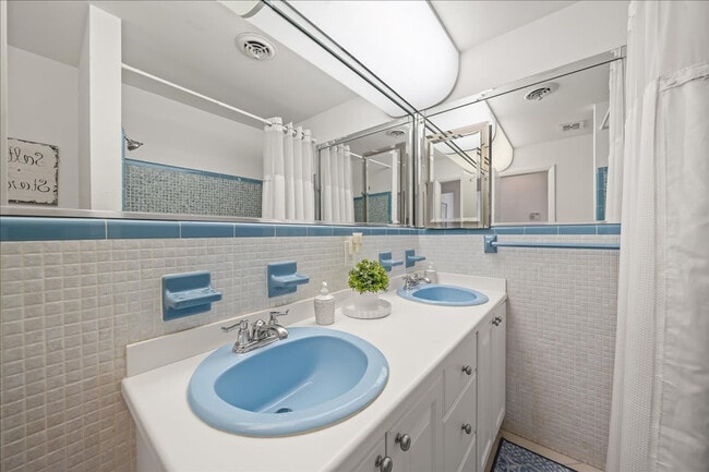 Building Photo - 17 Country Club Rd