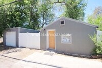 Building Photo - 744 1/2 N 11th Ave-