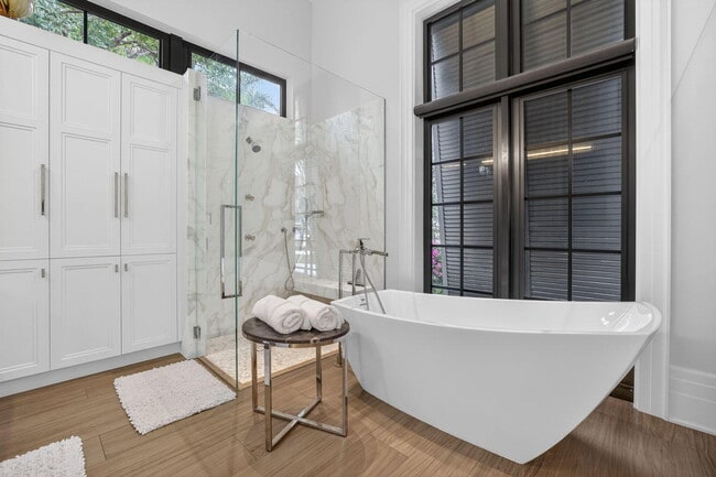 Building Photo - 400 Mola Ave