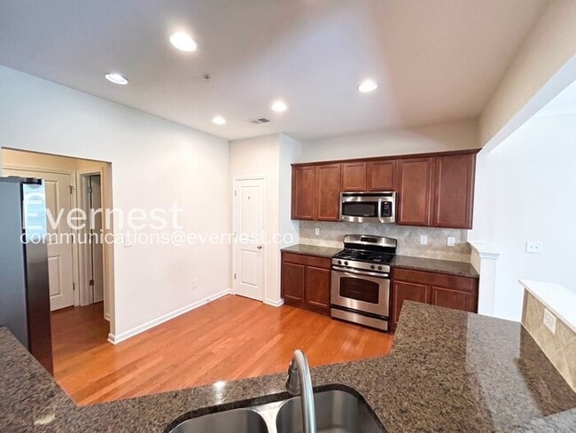 Building Photo - 3 Bed, 2.5 Bath Home with Attached Garage / Available Now!