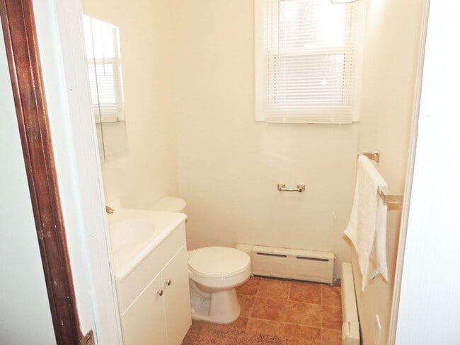 Building Photo - 4 Bed - 1.5 Bath Colonial for Rent in Euclid!