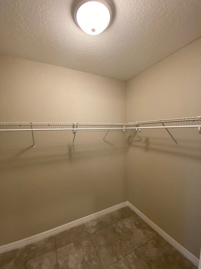 Building Photo - Desirable SE Ocala neighborhood 3/2/2 ** Wont Last**