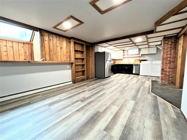 Building Photo - Newly Renovated Daylight Basement Duplex Apartment in Amazing Location!