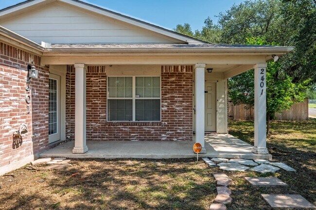 Building Photo - 2401 Haven Dr