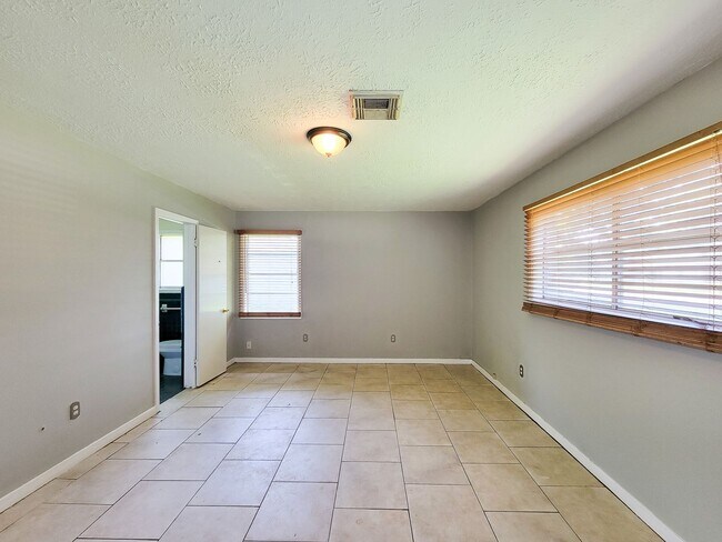 Building Photo - 1703 Raintree Dr
