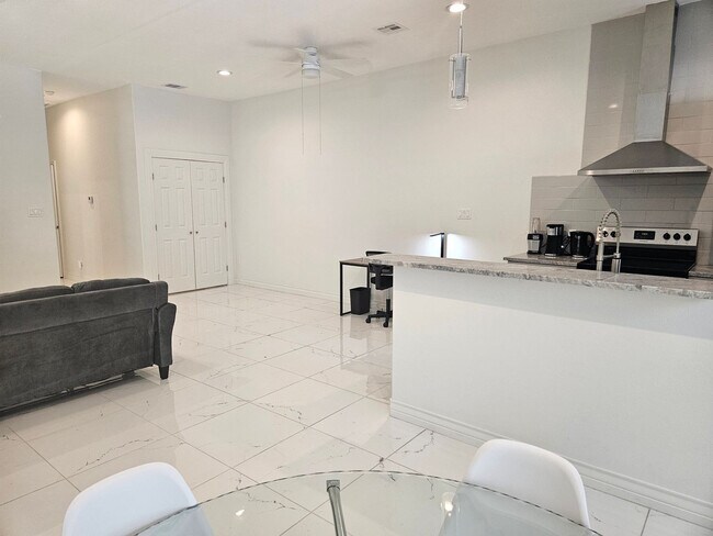 Building Photo - 702 5th St