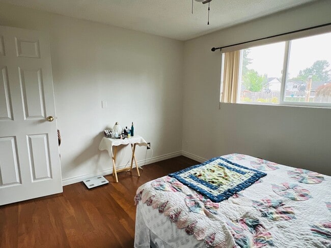 Building Photo - Beautiful yard, 3 bedroom 1 bath rambler i...