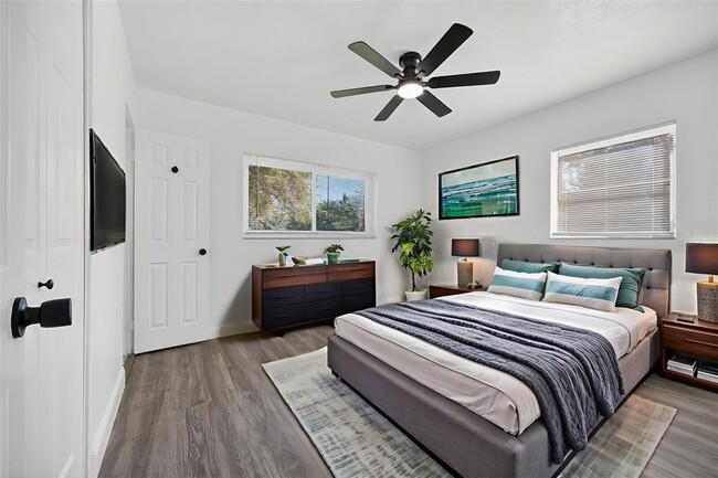 Building Photo - 3034 Touraine Ave