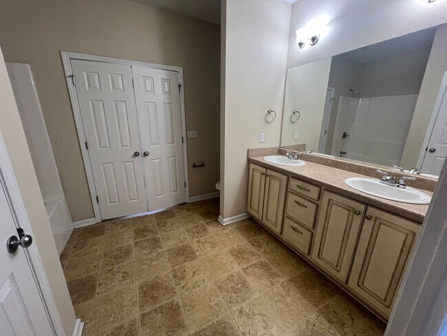 Building Photo - 3 bedroom 2 bathroom duplex in Covington V...