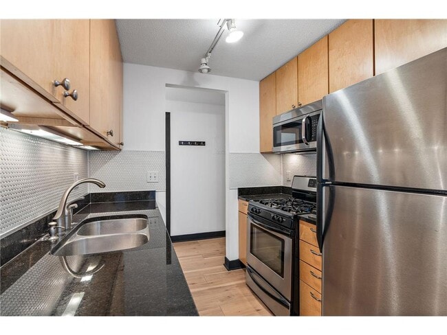 Building Photo - 2800 W 44th St