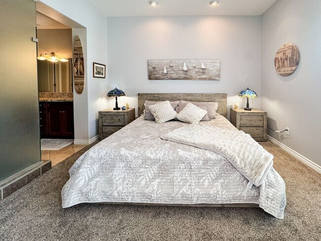 Building Photo - Beautiful Furnished 1 Bedroom, 1.5 Bath Condo with Harbor Views - Flexible Lease!