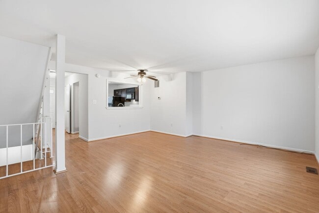 Building Photo - Welcome home to this charming three-level townhouse in the heart of Springfield!